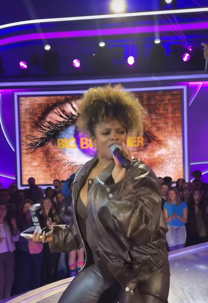 Omg no wonder the crowd were loud tonight THEY GOT TO WITNESS FLEUR EAST SINGING SAX. Should’ve closed the show with this #BBUK