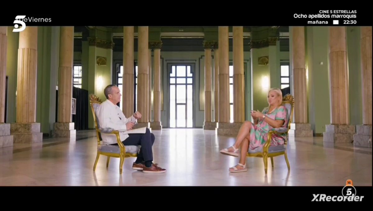 Joder, que a Juls Janeiro la ponían monísima, con vestidos, y a Andrea, le ponían un chándal y venía su tía, y con una tela le hacía un vestido. Esto es como el cuento de la Cenicienta. #DeViernes
