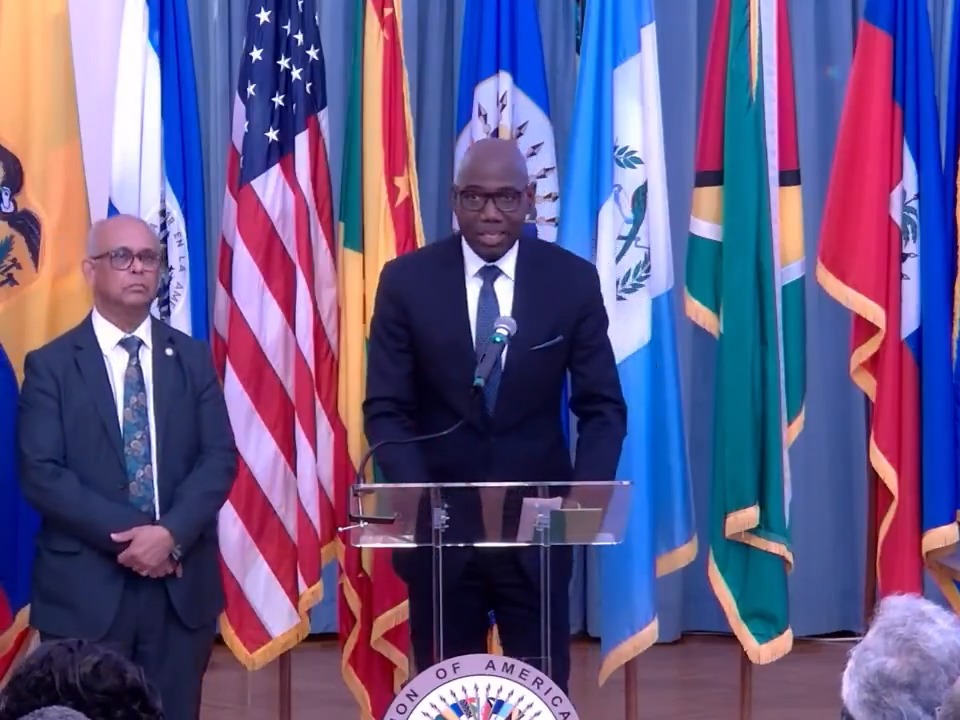 « Le message de cette déclaration est clair : renouveler le mandat de la Force de répression des gangs Gang Suppression Force - Haiti, assurer son déploiement complet, renforcer les institutions de sécurité d'#Haiti, protéger la population et créer les conditions pour qu'Haïti progresse vers des élections crédibles et une stabilité durable ». — Jean Josué Pierre, Représentant permanent de la Mission d'Haïti à l'OEA près l'#OEA. 🇭🇹 📍 Conférence de présentation de la Déclaration conjointe en appui à Haïti. #OEAavecHaïti
