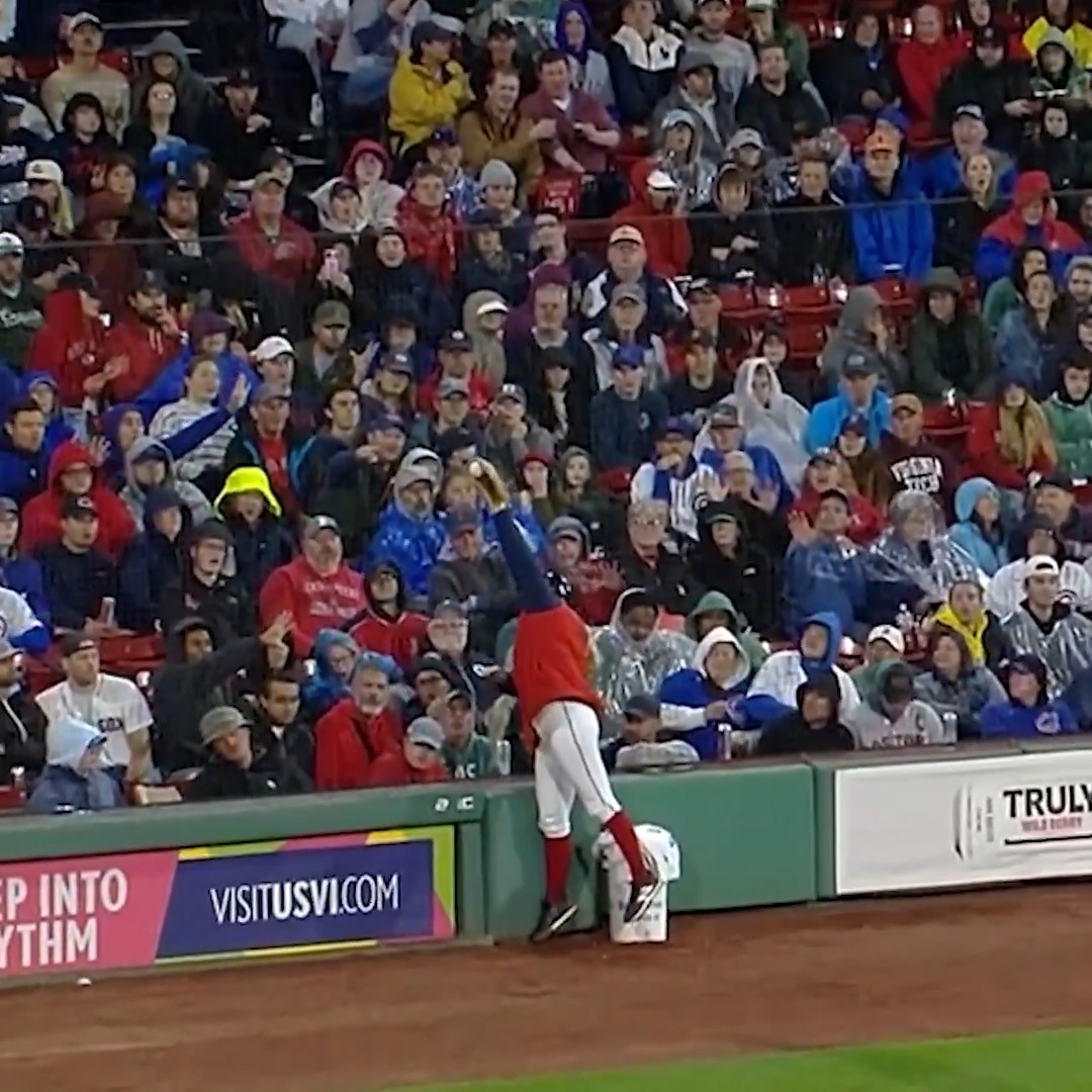 Blink and you'll miss it 👀 An outstanding catch by the Red Sox ball girl!