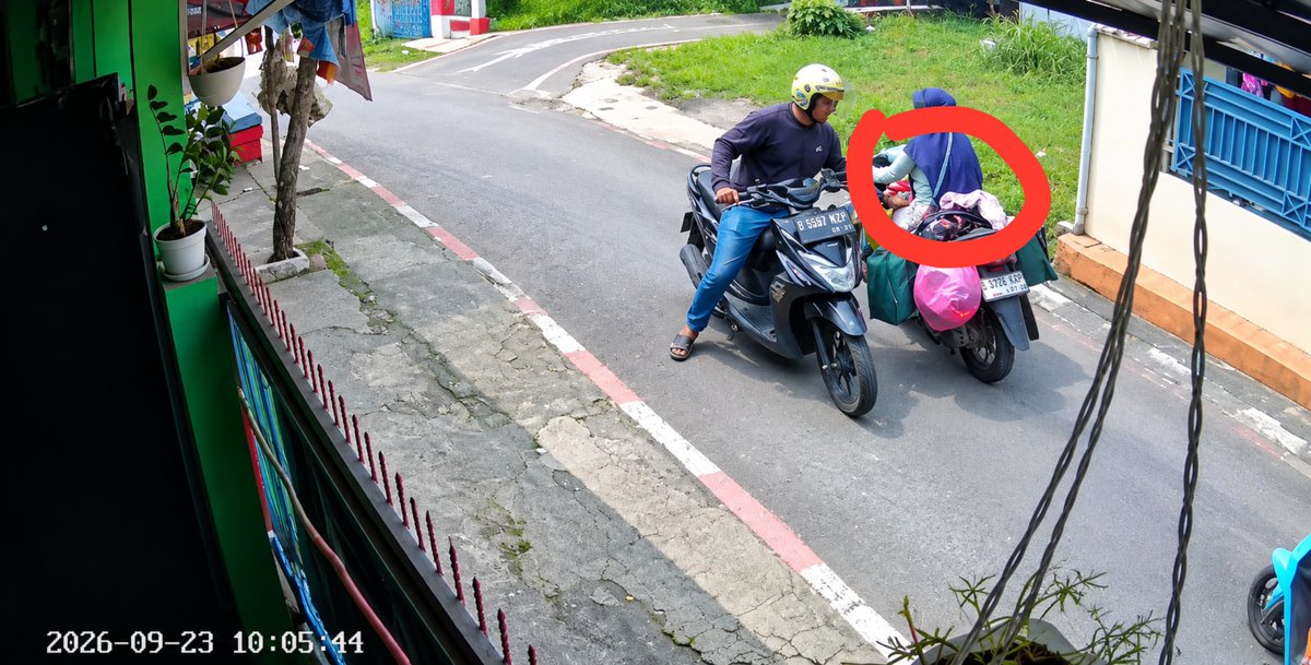 लड़की है तो क्या अकेले कही नही जा सकती है?😡 लड़की को क्या पता था कि सड़क पर खड़ा ये लड़का उसी के आने का इंतज़ार ही कर रहा है। लड़की बाइक से जैसे ही उसके पास पहुंची लड़के ने अचानक... Read news