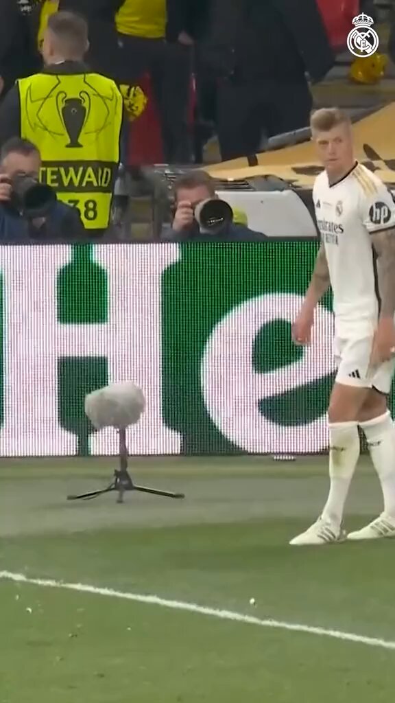 "¿Cómo vas a llama asistencia a sacar un córner?" no sé, tú dinos JAJAJAJAJJAJAJ