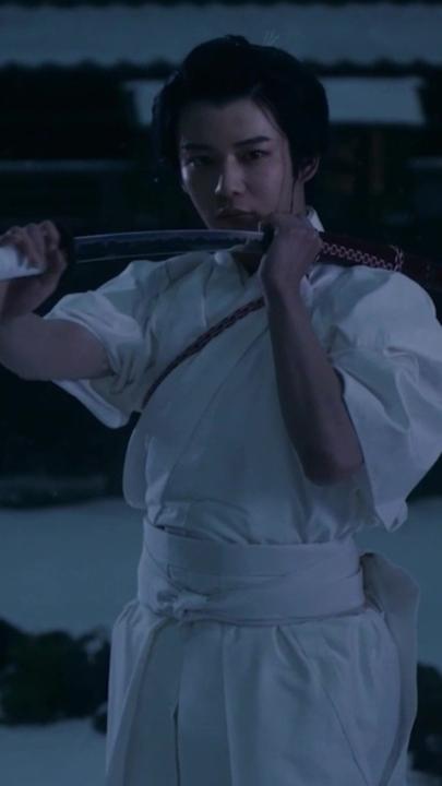 ◤『木挽町のあだ討ち』本編映像❶◢ ある雪の降る夜に起きた大事件。 若衆《菊之助》(長尾謙杜)が 成し遂げた見事な仇討ち。 その裏に隠された真実とは――❓ 見放題《最速》配信中