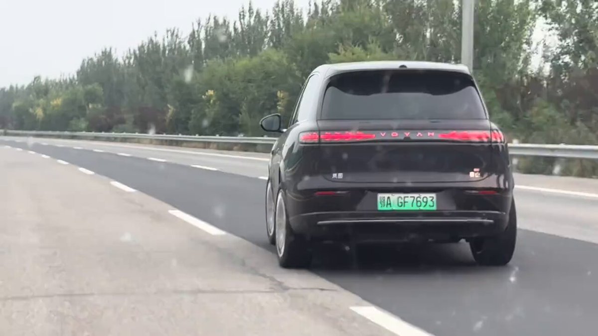这是咋了，后轮转向故障？ 都这样了还敢上高速，真不怕死