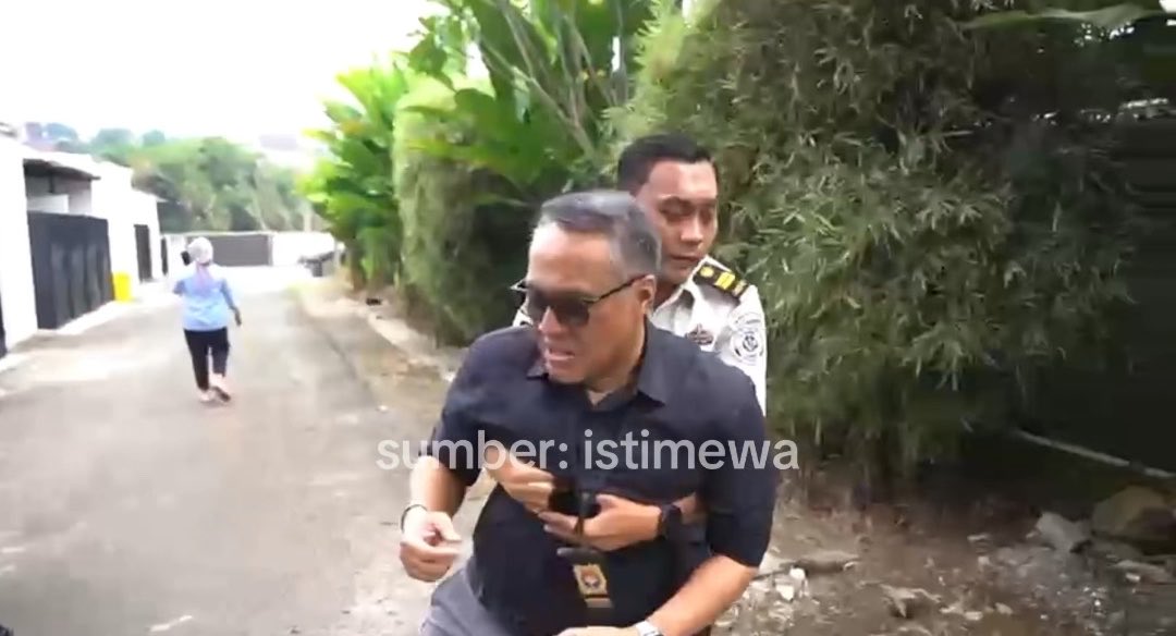 NAIKKAN GAJI KAMERAMENNYA SERU BANGET WOI, SUKAAA 😭🤣 “aduh..kaki saya kejepit pak” “disini banyak minuman alkohol pak” “woi kamera saya rusak pak” jujur greget banget liat petugas ombudsman dihalang-halangi mulu. kayakk….itu lagi menjalankan tugas woi, ketahuan banget lagi menutup-nutupi bangkai. untung ibunya langsung gercep masuk, disinilah memang pentingnya peran perempuan 😌 btw jadi ingat film joko anwar 😃☝🏻 #Ombudsman #LapasCibinong
