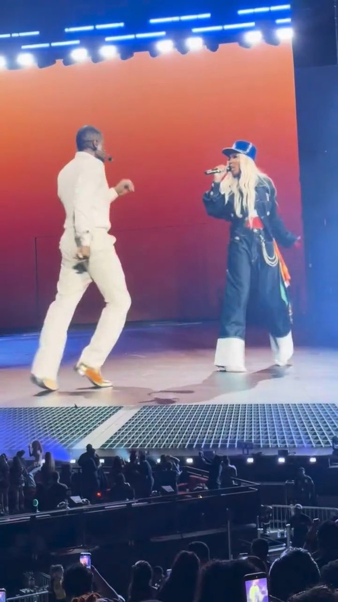 Usher: put your hands together for the one and ONLY - BRANDY ๐ญ๐ฅ๐ฅ yooooo