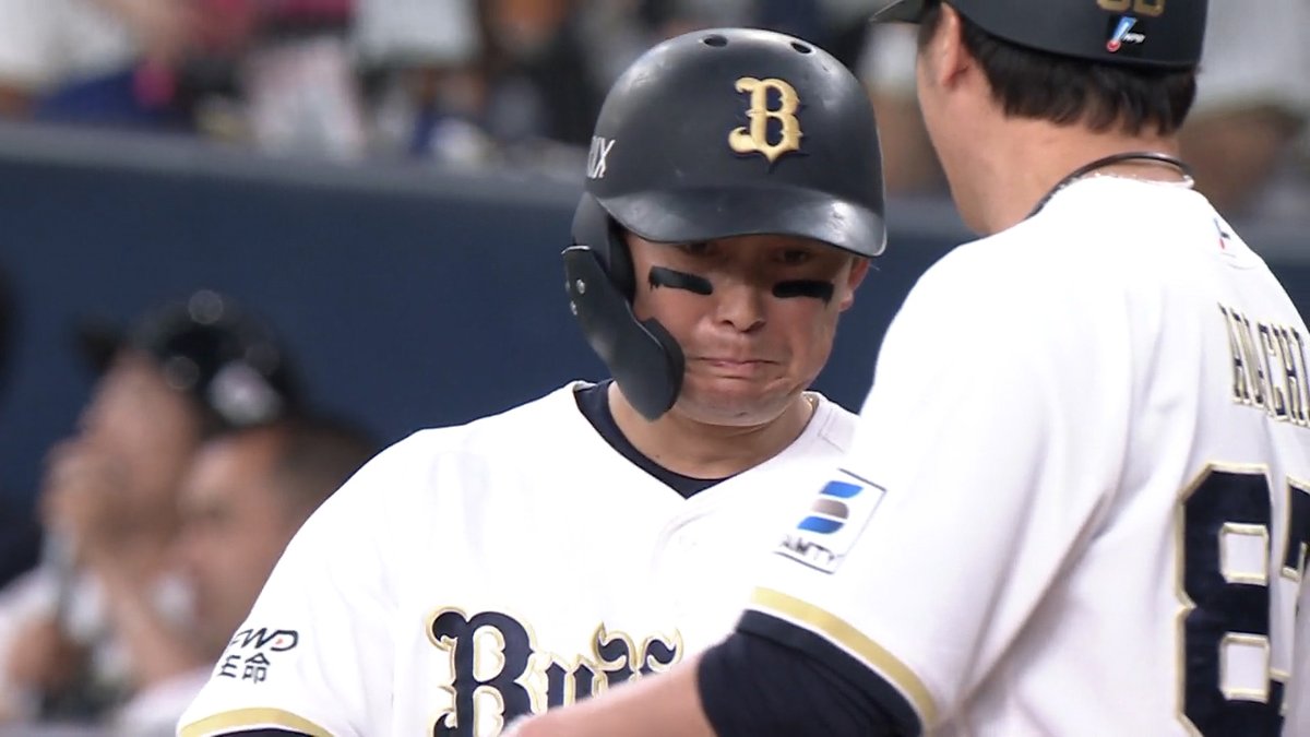 塁上でこらえきれぬ涙🥲 今季限りで現役を退く #西野真弘 ホーム最終戦ファンの前で通算614本目のヒットを放つ✨ 共に戦ってきた #安達了一 コーチと抱き合い感情があふれ出す #Bs2026 #ベースボールLIVE で配信中[初月無料]