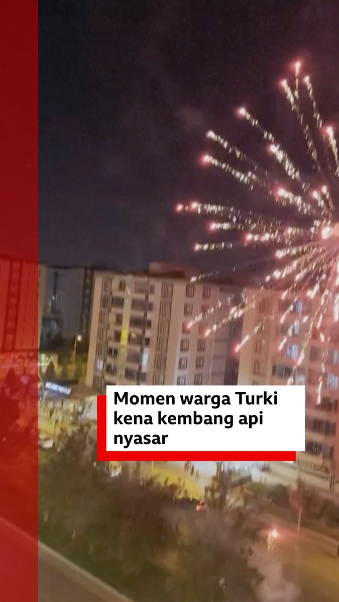 Warga terkena kembang api nyasar saat menonton pesta kembang api dari balkon apartemen mereka di Diyarbakir, Turki. Dua orang terluka. Pesta kembang api itu diadakan untuk merayakan kemenangan klub sepak bola asal kota itu, Amedspor, atas Besiktas.
