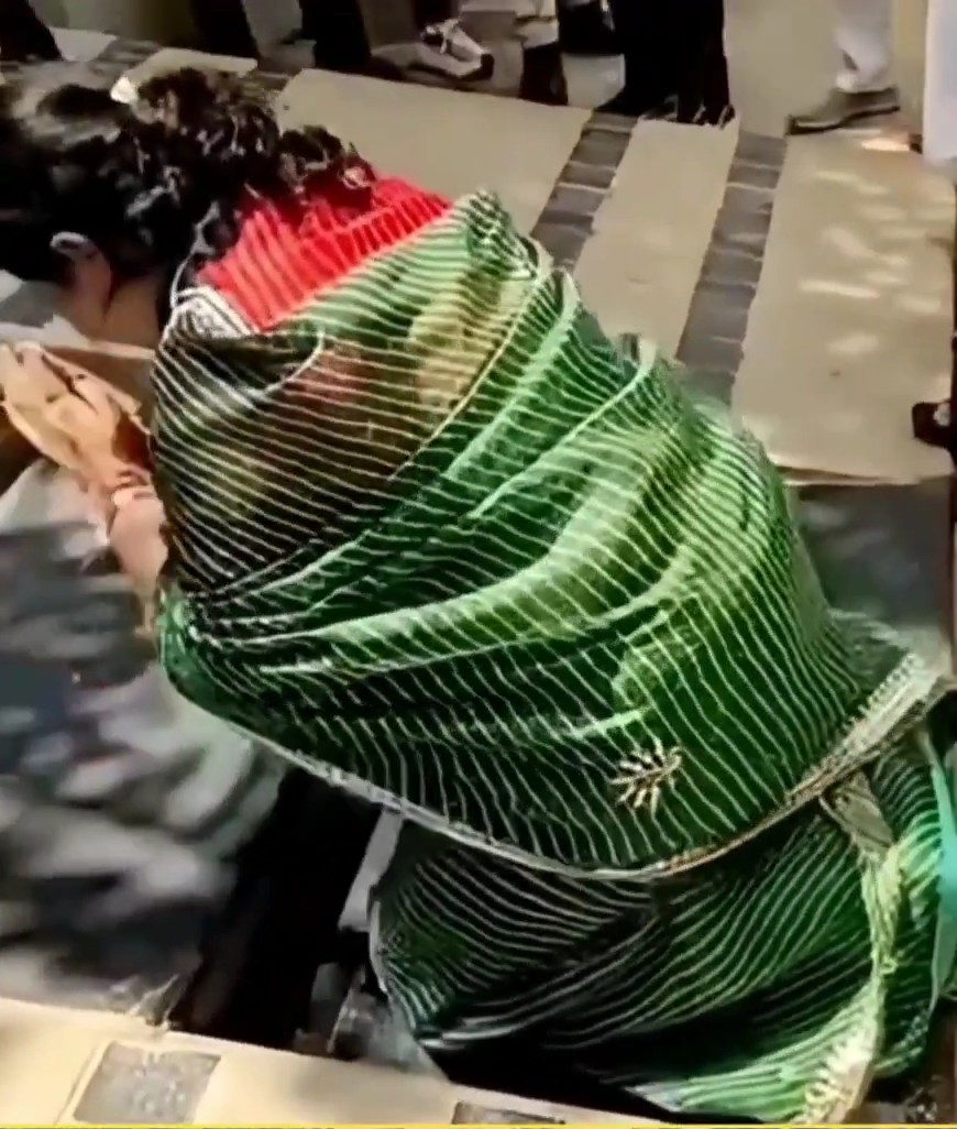 कोटा की नवनिर्वाचित मेयर अनसुइया गोस्वामी ने लोकतंत्र को किया शर्मशार, ओम बिरला जी के निवास "बैकुंठ" की चौखट पर टेका माथा, ये कैसा लोकतंत्र है l 🙈🙉🙊 लोकतन्त्र नहीं, यह गुलाम तंत्र है.!!! आपको लगता है यह जनता की आवाज उठा पाएंगी 😭🐒