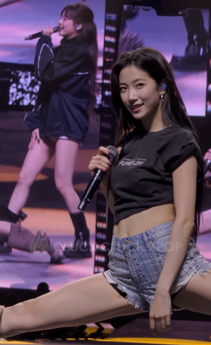 KAZUHA DOING THE SPLITS😳 #KAZUHA #LE_SSERAFIM #카즈하 #르세라핌