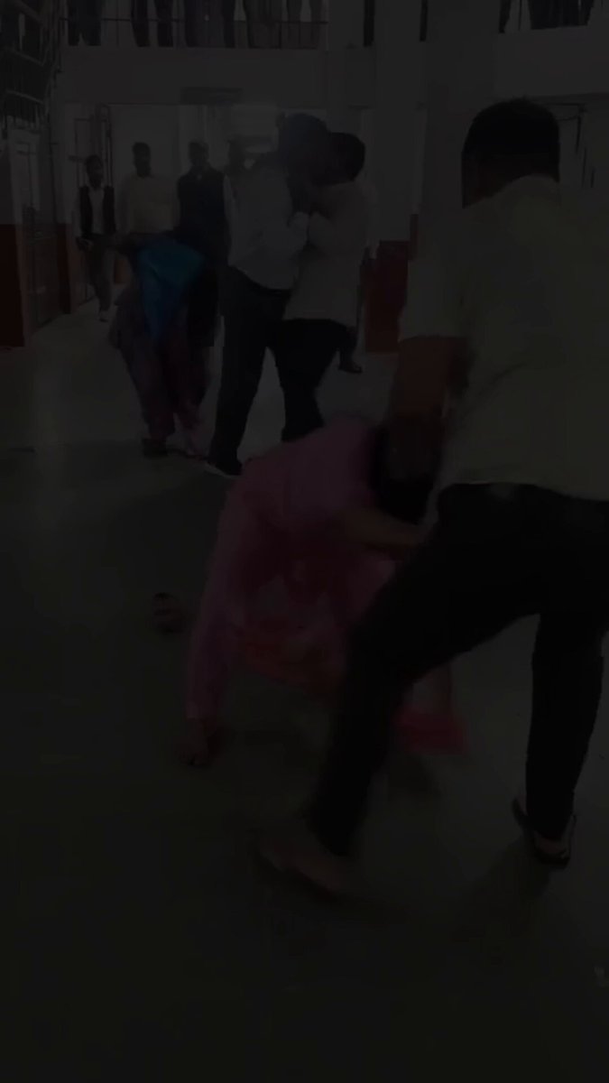 अदालत के अंदर महिला की बेरहमी से पिटाई! 🚨 पुलिस सामने खड़ी रही…👇 महिला की लात घूंसे से पिटाई हो रही थी और सामने पुलिस मुख दर्शक बनी खड़ी हुई थी या फिर उनका समर्थन कर रही थी दरअसल या महिला कोई और नहीं बल्कि....See news