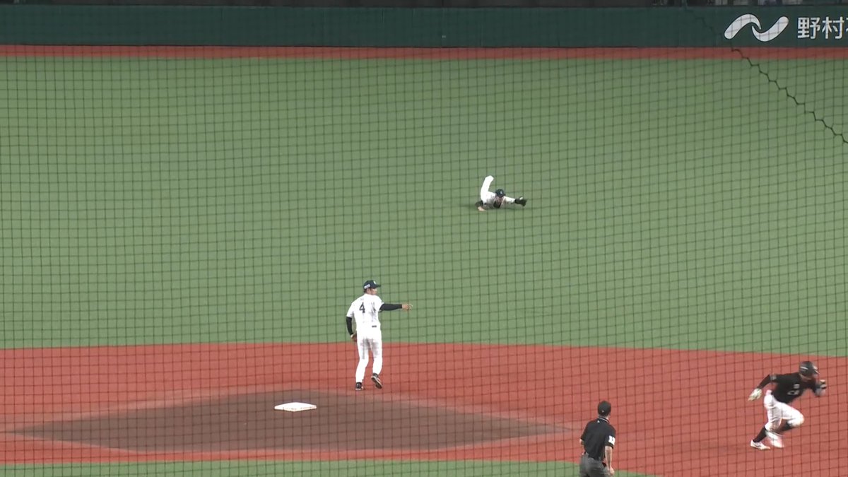 #長谷川信哉 選手のファインプレー! 球際の強さを見せ、同期の #豆田泰志 投手を援護します! #seibulions #打破 #圧倒的至近距離 #最後まで喰らいつけ