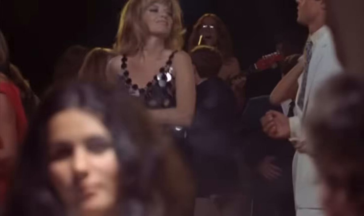 Summer of (19)66. Treize secondes de Jerk offertes par Monica Vitti, diva/papesse du dancefloor à Portofino face à Jean Sorel dans « Tue moi vite, j’ai froid » de Francesco Maselli (Le titre est plutôt pizza punk, le film l’est un peu moins… ) #MonicaVitti #JeanSorel