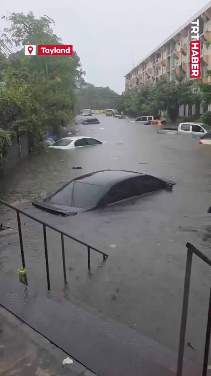 Tayland Bangkok'ta sel nedeniyle yollar göle döndü, araçlar su altında kaldı. Kentin 50 bölgesinin tamamında afet durumu ilan edildi.