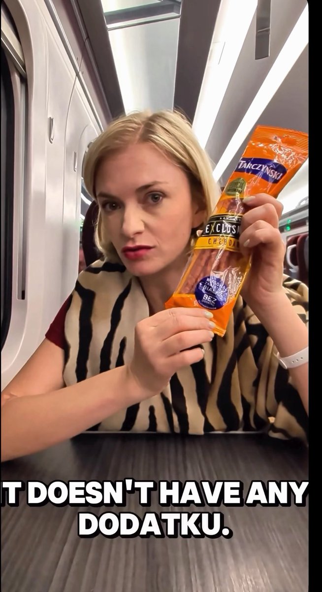 🇲🇩🇵🇱🇬🇧W pierwszym momencie pomyślałem, że Valeria Vulpe - moja ulubiona anglojęzyczna stand-upperka mołdawska (na stałe mieszkająca w Londynie) została oficjalną ambasadorką marki Tarczyński. Potem okazało się, że nie, a poniższą rolkę nagrała po prostu dlatego że… smakują jej kabanosy produkowane przez te firmę (i nie mają “dodatku”). Przy okazji. Valeria jutro występuje w Warszawie w ramach lmpact Fest 2026, gdyby ktoś potrzebował dawki czarnego, autoironicznego wschodnioeuropejskiego humoru :-) Bilety są niedrogie i ciągle (chyba) dostępne. Mołdawianka ta - co ciekawe - z wykształcenia jest matematyczką (z dyplomem London School of Economics) i przed rozpoczęciem kariery w show-biznesie przez dziesięć lat pracowała jako Data Scientist w firmie Google.