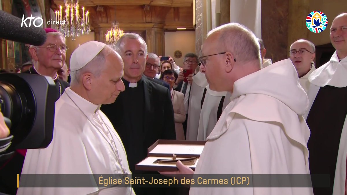 La Province de Paris des Carmes déchaux offre à #LéonXIV la 1ère édition de "La pratique de la présence de Dieu" du frère Laurent de la Résurrection, écrits qui ont marqué la vie spirituelle du Pape. 👉Rencontre à ICP : Diocèse de Paris