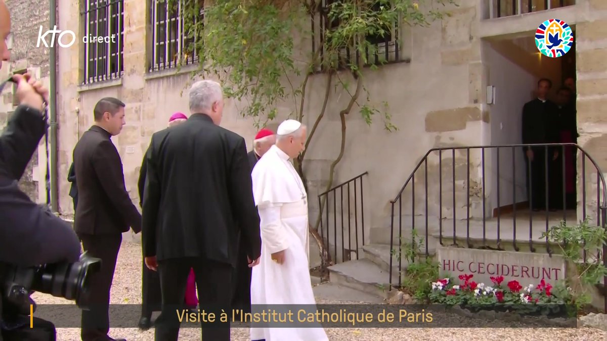 A l'ICP, #LéonXIV se recueille au pied de l'escalier des martyrs de la Révolution française. 👉 Sur KTO & #PapeEnFrance Église catholique - Visite du Pape en France Diocèse de Paris