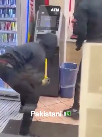 A group of Pakistanis is trying to steal money from an ATM in Britain..🇵🇰🇬🇧