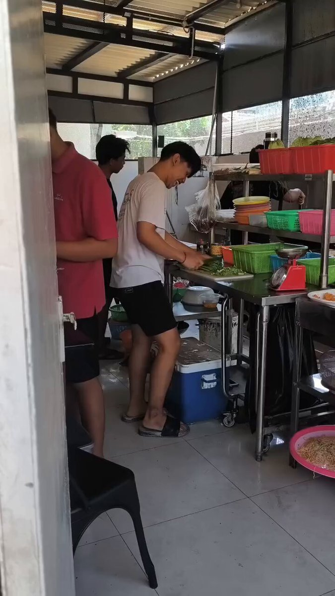 Kasihan banget bapak di video ini... Nunggu makanan 1 jam lebih padahal dapur ga ada suara masak samsek. Pas ditanya baik-baik malah diejek stafnya. Minus bgt attitude-nya... Kadang bangkrutnya satu usaha itu dari pegawainya yang gak sopan ama konsumen, pdahal ownernya baik😥