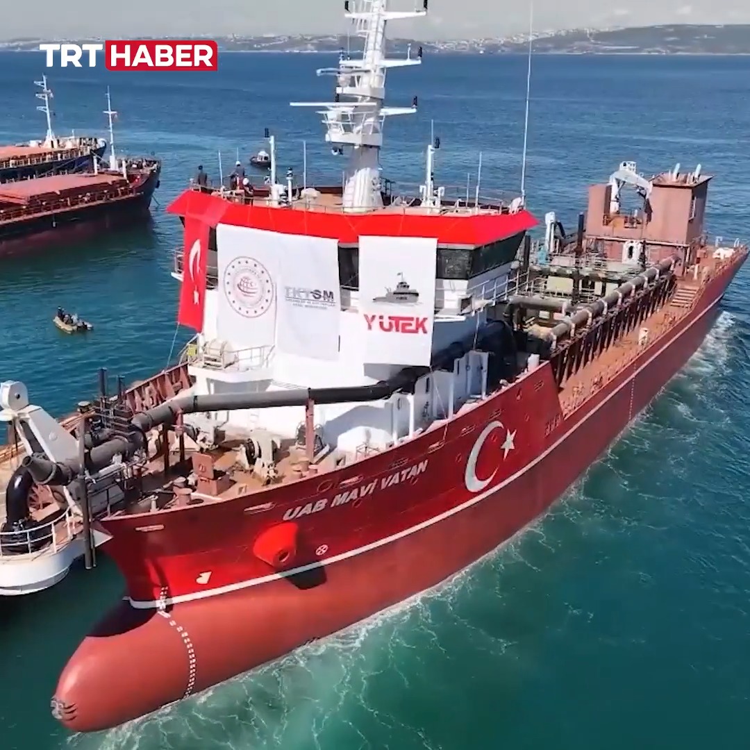 🇹🇷Türkiye'nin ilk yerli ve milli emici özellikli tarama gemisi UAB MAVİ VATAN suya indirildi. Yerli tasarımla inşa edilen gemi, körfezlerde tarama ve temizlik çalışmalarında kullanılacak. Tam otomasyonu sayesinde seyir halindeyken de tarama yapabilecek.