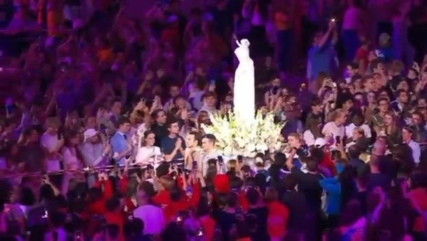 Un instant de paradis. Rarement dans ma petite vie, mon cœur et mon âme n’ont autant tressailli face à la définition du Beau et donc, du Vrai et du Bien. Jeunesse de France, tu es notre espérance. Nous maintiendrons. Ave Maria. Vive le Pape, vive la France et vive notre foi 🇫🇷