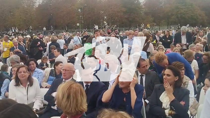 VISITE PAPALE | Marine Le Pen et Jordan Bardella sont arrivés place de la Concorde à Paris pour assister à la messe de Léon XIV. Ils sont accompagnés de Laure Lavalette.