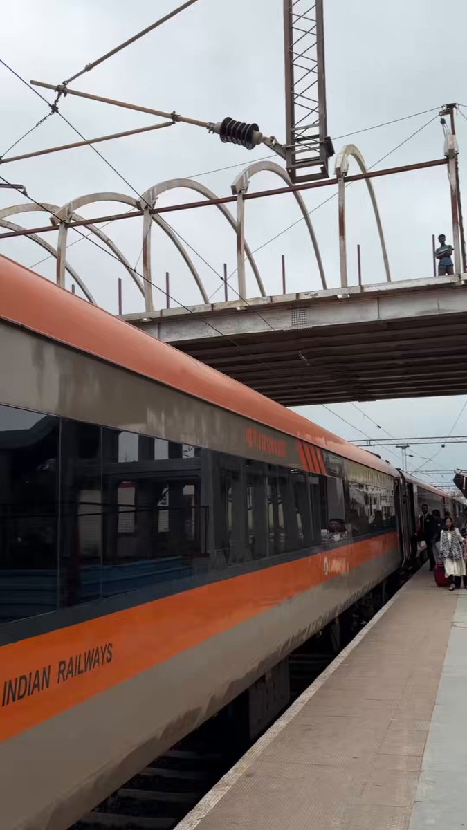 भोपाल से नागपुर की यात्रा के दौरान वंदे भारत में सफर करना अपने आप में एक अद्भुत अनुभव है। ट्रेन की आधुनिक सुविधाएँ, सुरक्षा व्यवस्था और आरामदायक यात्रा नए भारत की तस्वीर दिखाती हैं। खिड़कियों से बाहर दिखते नदी, पहाड़, जंगल और पेड़ों का सौंदर्य मन को आनंद से भर देता है। आदरणीय प्रधानमंत्री श्री Narendra Modi जी का यात्रियों की सुविधा और आधुनिक रेल व्यवस्था का विजन तथा माननीय रेल मंत्री श्री Ashwini Vaishnaw जी के प्रयासों से भारतीय रेल निरंतर नए रूप में आगे बढ़ रही है। स्वदेश में निर्मित वंदे भारत नए भारत की गति, सुविधा और आत्मविश्वास का अनुभव कराती है। जय हिंद! वंदे मातरम्!