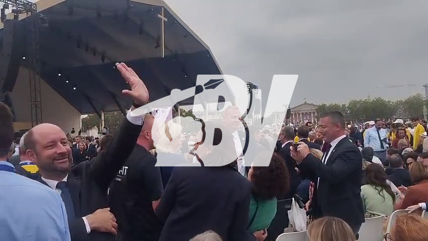 VISITE PAPALE | Le public se presse pour prendre des photos avec Marine Le Pen place de la Concorde.