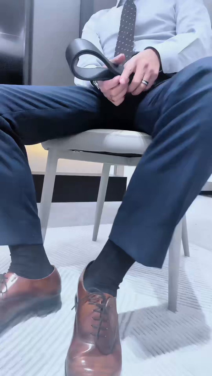 贱狗，想你爹用皮带抽你，玩你吗？ 穿着皮鞋，黑袜！让你爽死~