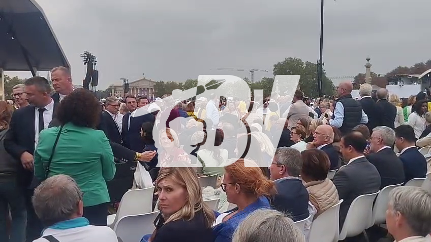 VISITE PAPALE | Jordan Bardella et Marine Le Pen sont très bien accueillis par le public place de la Concorde. De nombreuses personnes viennent leur demander des photos.
