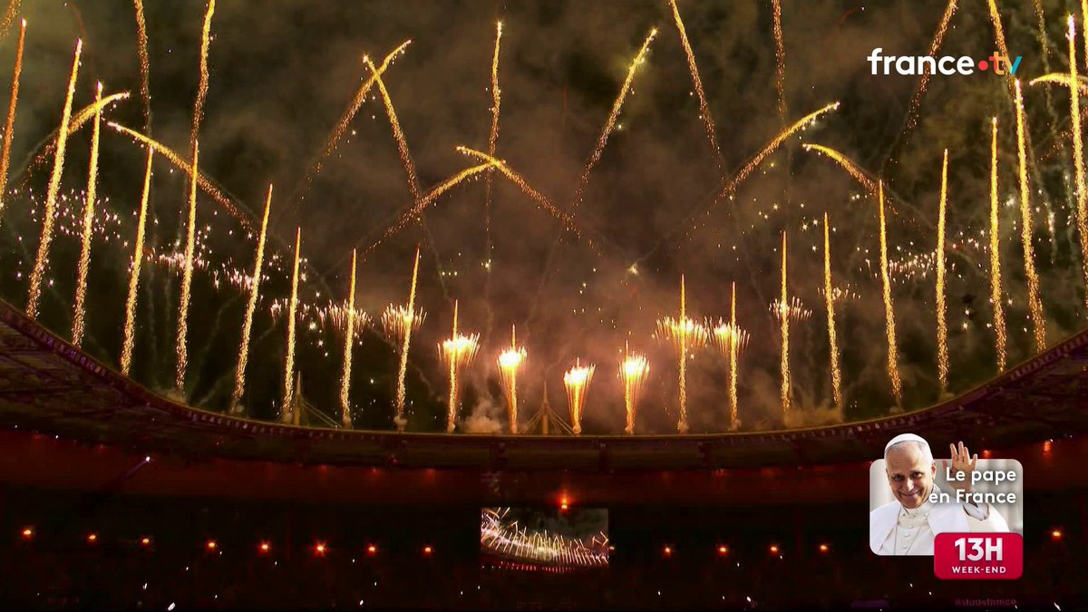 80 000 jeunes ont acclamé le pape telle une rock star au Stade de France, à Saint-Denis hier soir. Une veillée qui s'est achevée par un feu d'artifice tiré depuis le toit de l'enceinte. #JT13h