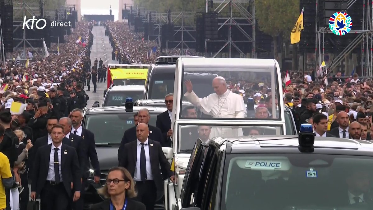 ✝️🇫🇷 𝗙𝗟𝗔𝗦𝗛 𝗜𝗡𝗙𝗢 — Des images HISTORIQUES : près d’UN MILLION de personnes sont présentes sur les Champs-Élysées pour saluer le pape Léon XIV.