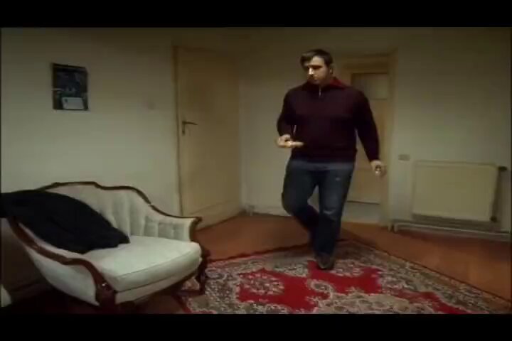 Harun'un hiçbir şeyden habersiz arkadaşlarıyla içerken, sevdiği kadının evlilik teklifini radyodan duyması, bunun yanında canından çok sevdiği dostlarının kendi üzülmesin diye saçmalaması.. samimiyet, dostluk, acı ne ararsan var bu dizide aga