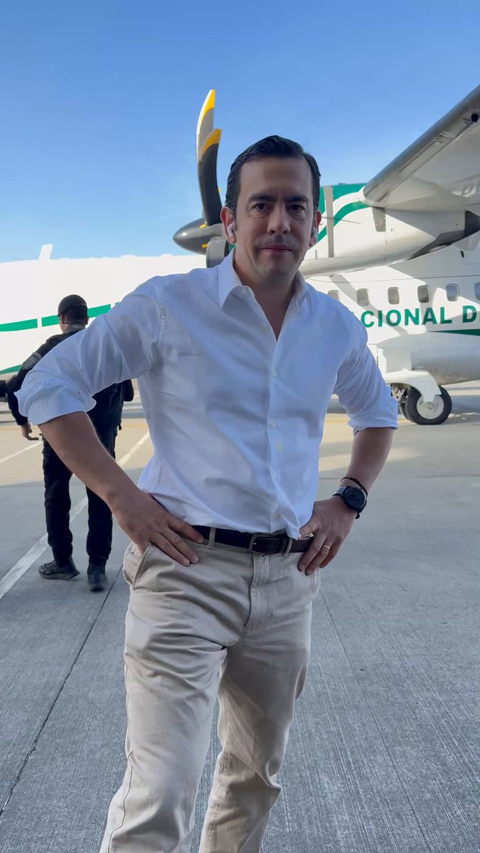 En camino para el sur de Bolivar con General Jorge Mora y cúpula militar y policial Reunión con 11 alcaldes de la región. Seguimiento al consejo de seguridad liderado por Abelardo De La Espriella en Cartagena hace unos días El sur de Bolivar presenta problemas seguridad críticos por presencia de narcoterrorismo ligado a renta del oro ilegal El propósito es coordinar respuesta del estado en la zona y atender personalmente y en territorio acciones con alcalde y gobernación. Firmes por el sur Bolivar ! 🇨🇴