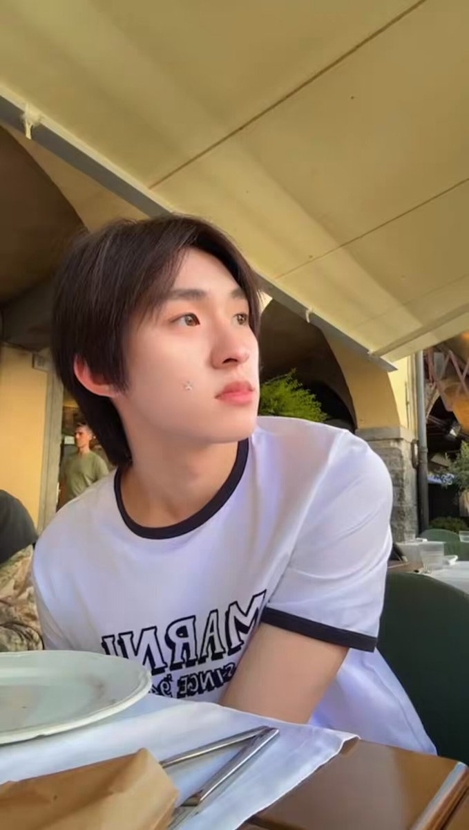 ตอนเปิดไลฟ์ ละฮีชะโงกหน้ามาดูโทรศัพท์ ค่ดเหมือนแฟนเช็คเลยว่าแบบเธอสนใจอะไรอยู่ครับ ชะโงกหน้ามาดู555 ละน้องบอก อะไรอะ มาเช็คหรอ ยิ่งใช่เข้าไปใหญ่ แฟนเช็คอ่าาา555