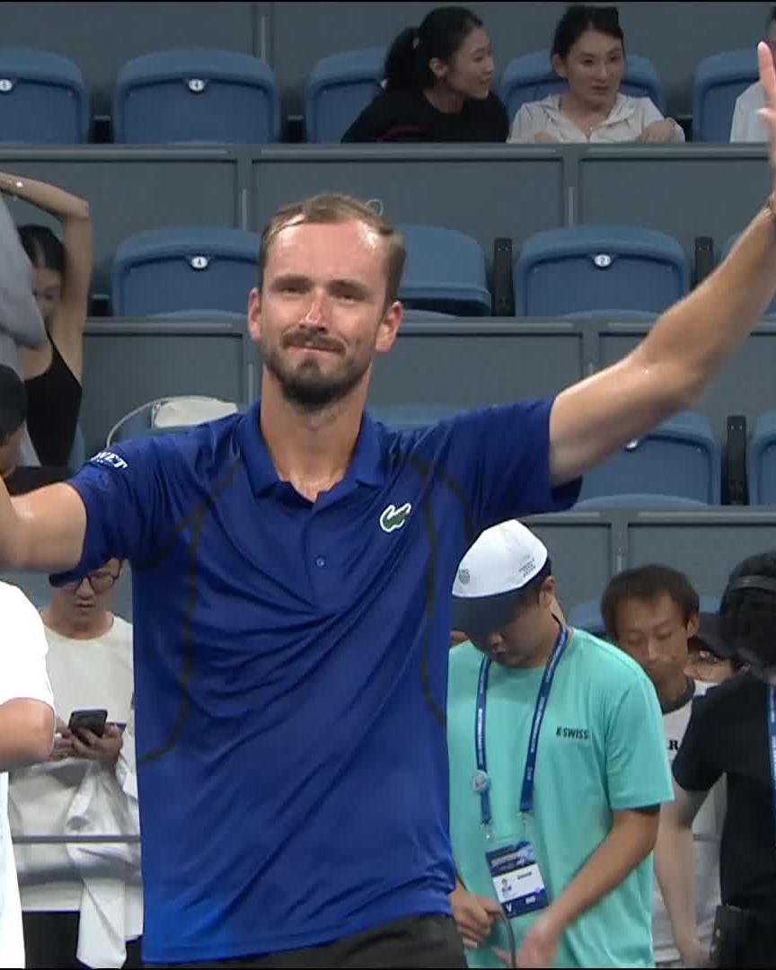 Finished in style ✨ Top seed Daniil Medvedev holds off 2025 runner-up Royer 7-5 6-3 to advance to the last eight #HangzhouOpen