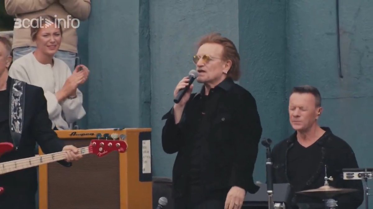 Els U2 celebren els 50 anys tornant a casa, amb diversos concerts sorpresa a Dublín. Una de les actuacions ha estat al seu antic institut
