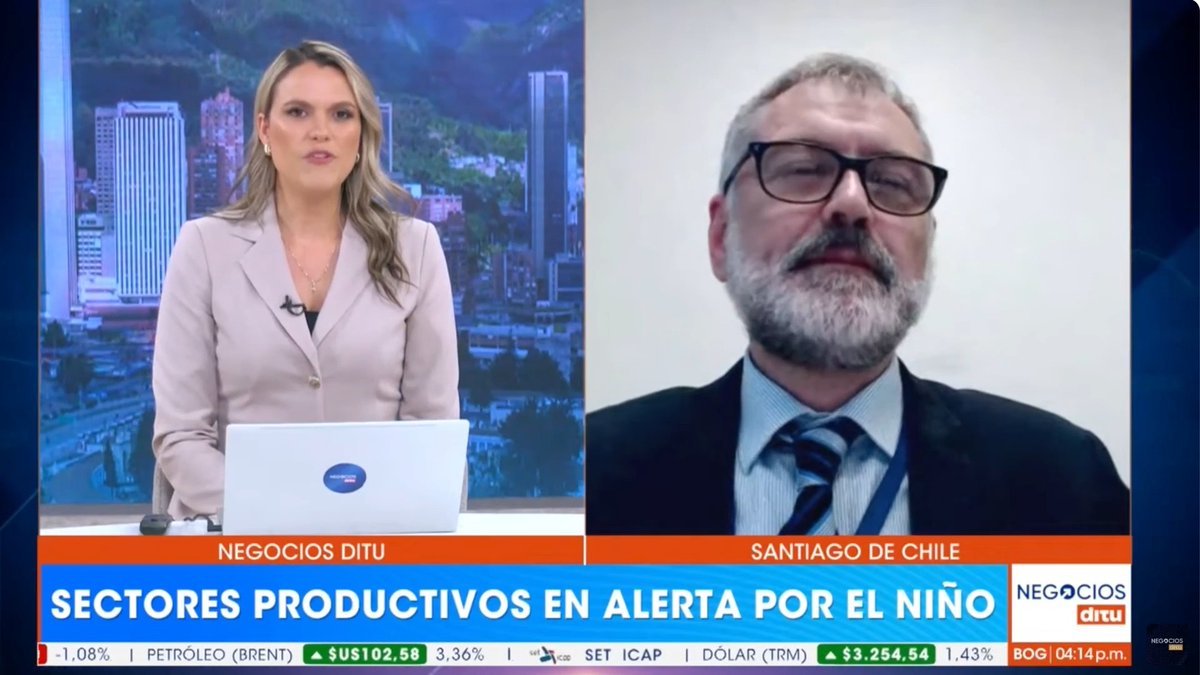Un evento extremo de 𝐄𝐥 𝐍𝐢𝐧̃𝐨 podría causar una pérdida de al menos 2% del PIB, advierte un reciente informe especial de la #CEPAL. En entrevista con Negocios Ditu de Caracol Televisión, el Director de la División de Desarrollo Sostenible y Asentamientos Humanos del organismo de la Naciones Unidas, Carlos de Miguel, señala que los efectos en los países de la región serán muy heterogéneos. “Analizamos cuáles serían las implicaciones del fenómeno climático y llegamos a esa cifra, que es una cifra conservadora, considerando que estamos asumiendo un Niño fuerte e intenso que podría incluso ser mayor a episodios anteriores”, declaró. Revisa la publicación de la #CEPAL 📔 Lee el comunicado de prensa📰 #ElNiño #CambioClimático