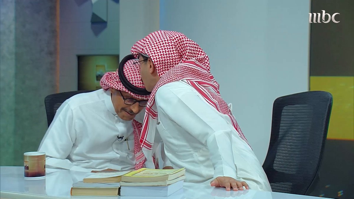 ردة فعل الكاتب والروائي السعودي محمد المزيني عندما فاجأه ياسر العمرو بدخول ابنه عبد المجيد عليه ليكون ضيفا في الحلقة ياسر العمرو برنامج #من_إلى يعرض الجمعة 8 مساء بتوقيت السعودية على #MBC1 مجاناً على MBC شاهد