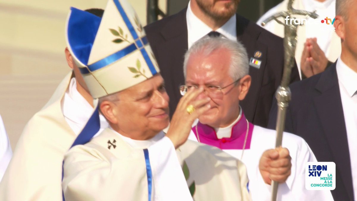 🔴 Après 1h30 de célébration, la messe géante a pris fin place de la Concorde. Le pape Léon XIV quitte l'autel et salue une dernière fois les fidèles lors de la procession de sortie. Il va ensuite s'envoler pour Lourdes. #canal16