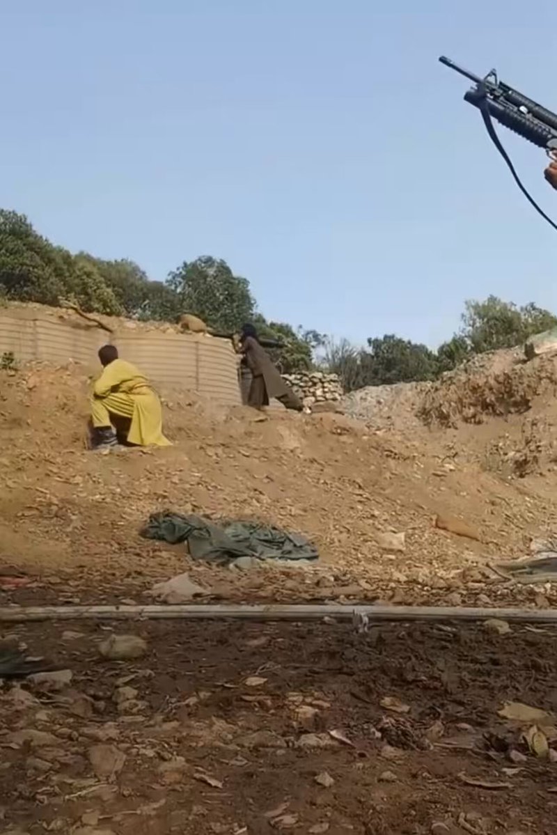 منذ ان اعلنت #باكستان على تفعيل بنود #حلف_مكة ثار " تنـ ظيم طالبان الافغاني الارهابي" المسمى بالإمارة الاسلامية واصبح مسعورًا على الحدود الباكستانية بشدة !!! يقاتلون بالزي المدني وحين القضاء عليهم تبكي قناتي #الجزيرة و #العربية وتسميهم "مدنيين" هؤلاء هم مدنيينكم 👇🏻👇🏻👇🏻👇🏻