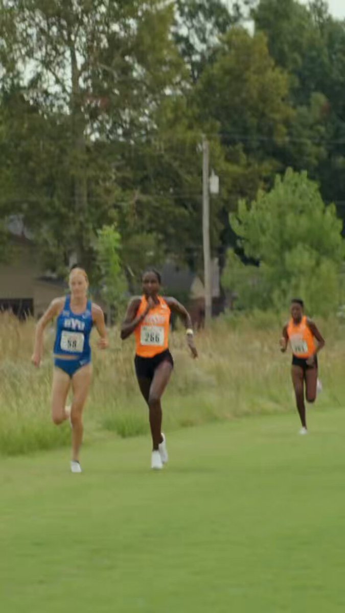 UNBELIEVABLE RUN FROM QUEEN BILLAH 🤯 Billah Jepkirui unleashes a massive kick over the final 1,000 meters to win the Cowboy Jamboree with a meet AND course record of 19:24.4‼️ Fellow Cowgirl Maureen Rutoh takes SECOND with the third-best time in course history of 19:28.6!