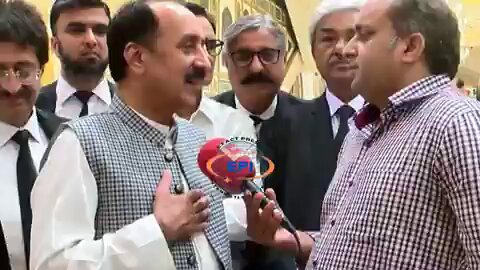 لڑائی مزید بڑھ گئی..!! احسن بھون نے جنید صفدر کو عدالت میں لانے کا اعلان کر دیا پاکستان ایسا ملک ہے جہاں کوئی بندا کسی کا میڈیکل چیک اپ نہیں کراتا کہ اس کو کونسے عارضے اور آلائشیں لاحق ہیں ، پاگل خانے خالی ہیں مگر سڑکیں پاگلوں سے بھری ہوئی ہیں ۔ احسن بھون