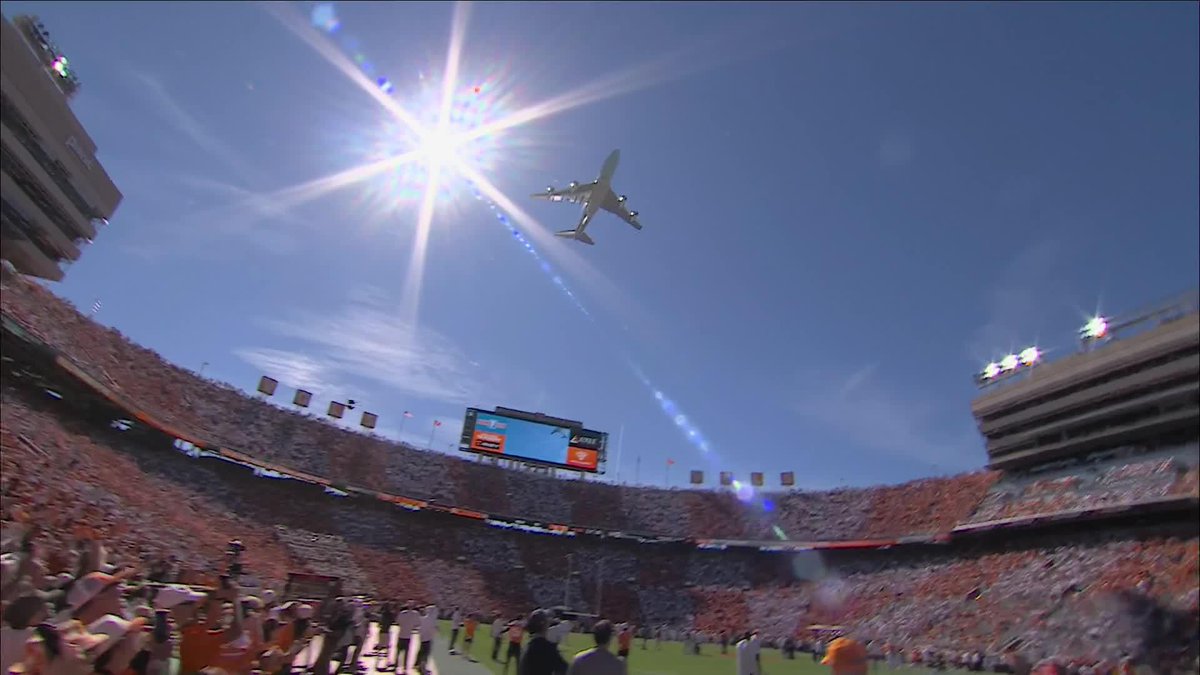 QUITE THE FLYOVER AT NEYLAND STADIUM 🇺🇸