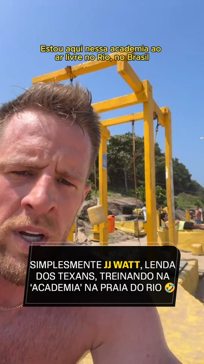 🏈🏖️ Confesse: você não esperava ver o JJ Watt, lenda do Houston Texans e hoje comentarista de NFL, malhando na academia ao ar livre na praia do Rio de Janeiro... e pisando em uma poça de xixi sem querer! 😭 🎥: JJ Watt #NFLNaESPN #NFL