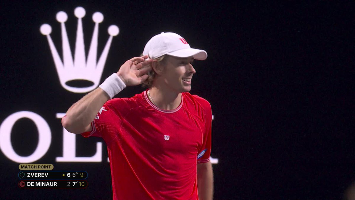 Saludo muy frío entre Zverev y De Miñaur, sobre todo teniendo en cuenta que es una exhibición. El alemán se fue bastante enojado...