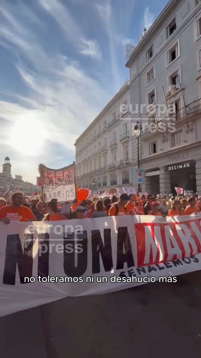 Comienza la manifestación por el desahucio de Maricarmen en la Puerta del sol (Madrid) bajo las consignas de "no toleramos ni un desahucio más" y "Ayuso, Almeida iros a la mierda"