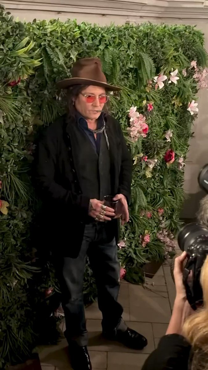 Johnny Depp showed up in Vegas for a food and drink festival but apparently couldn’t wait for the main course 🤣 The Pirates of the Caribbean star, 63, began chowing down on the floral backdrop as he posed on the red carpet at Drink Las Vegas 🍹 📽️: @jpasc24 #johnnydepp
