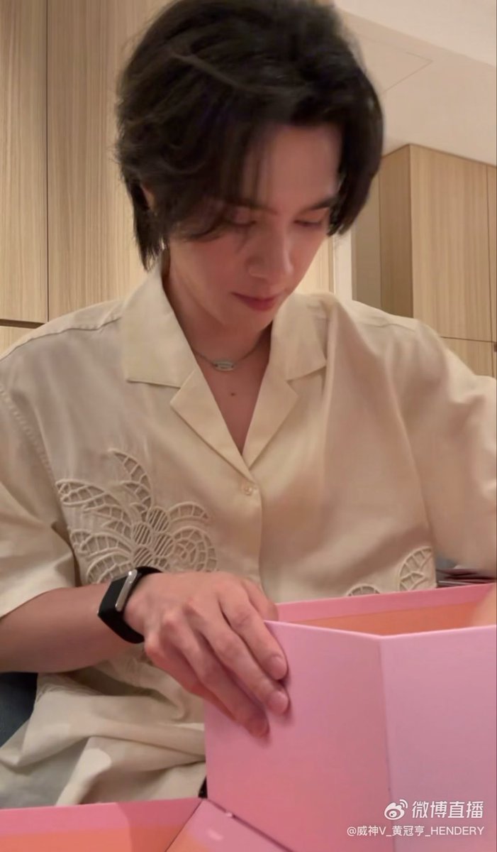 Hendery finally done reading all the letters from Hengnis for 4 hours and while packing all the letters neatly back to the box, he started tearing again and paused for a moments, wiped his tears away and ended the live by asking us to sleep early and thank you