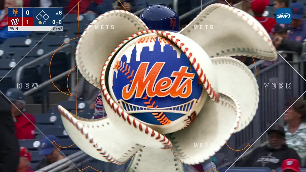 Jonah Tong gets congratulations from his Mets teammates 👏
